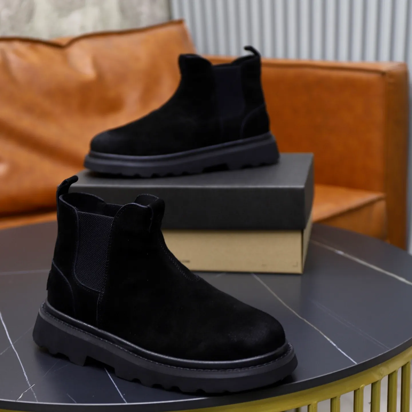 Ex-factory price: 640💰Thick wool imported from Australia Brand: UGG genuine purchasing agent Size: 39-45 Grade: Official website 1:1 Material: First layer of genuine leather waterproof and antifreeze upper Real wool lining Original non-slip soft wear-resistant outsole Style category: Men's casual shoes Trendy style Comfortable on the feet Color: Official website color synchronization